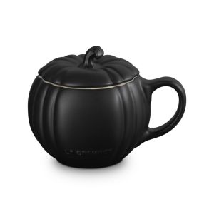 image shows Le Creuset Pumpkin Mug with Lid | Licorice against a blank, white background