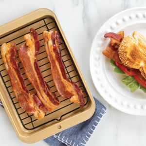 北欧餐具上的培根2件套肉鸡