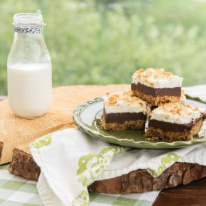 Nordic Ware Naturals 9" Square Cake Pan with Lid 
