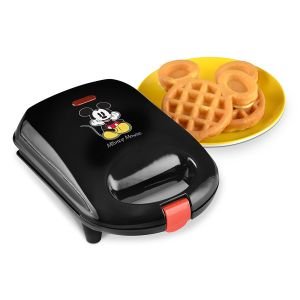 Disney-Mickey-Mouse-Waffle-Maker-DCM.9-LIfestyle