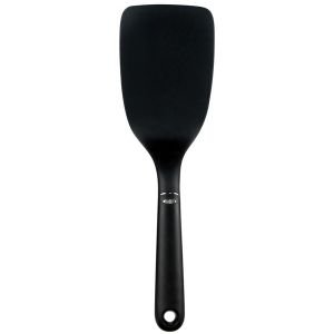 https://cdn.everythingkitchens.com/media/catalog/product/cache/165d8dfbc515ae349633b49ac444a724/o/x/oxo-turner-lasagna-spatula-black-nylon-1190400.jpg