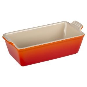 https://cdn.everythingkitchens.com/media/catalog/product/cache/165d8dfbc515ae349633b49ac444a724/p/g/pg1049-232_le_creuset_heritage_loaf_pan_-_flame_orange.jpg