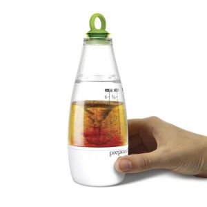 准备沙拉酱搅拌机混合您自己的沙拉酱!