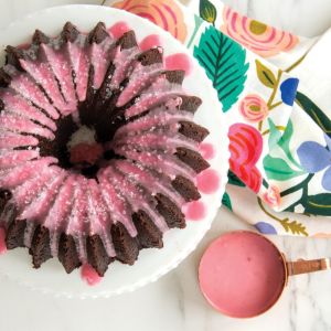 Nordic Ware Platinum Collection Original 10- to 15-Cup Bundt Pan and Deluxe Bundt  Cake Keeper: Buy Online at Best Price in UAE 