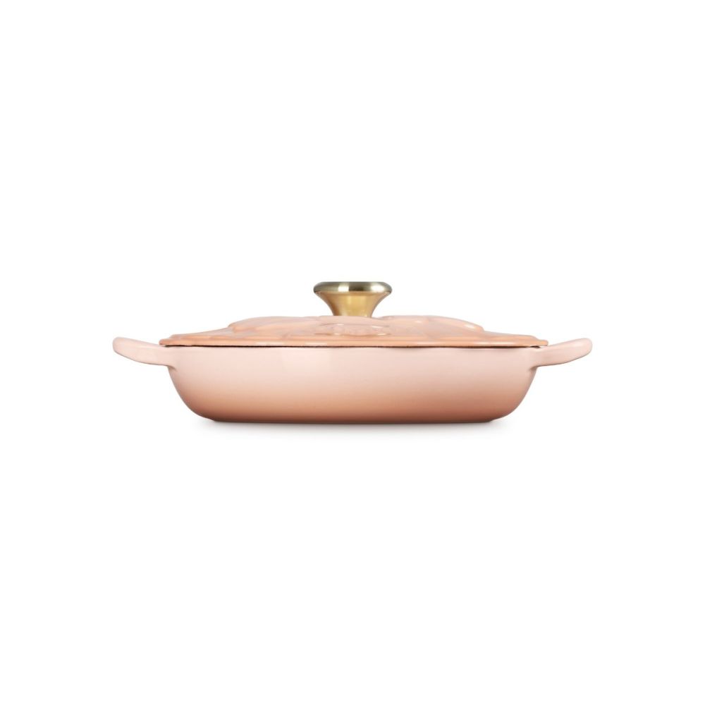 エッセンス02.ペネトレ Signature 2.25 Qt. Petal Braiser with Light Gold Knob (Pêche) | Le