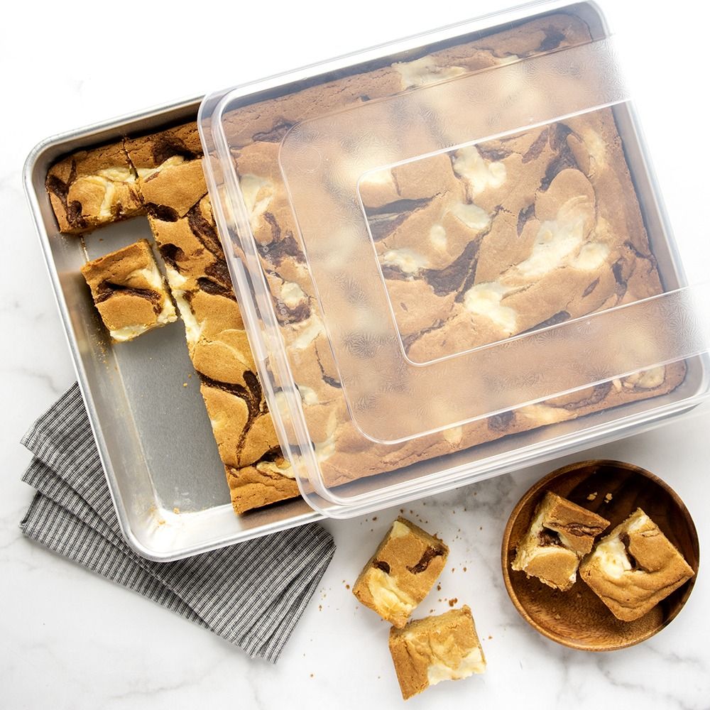 Sheet cake pan with lid on sale