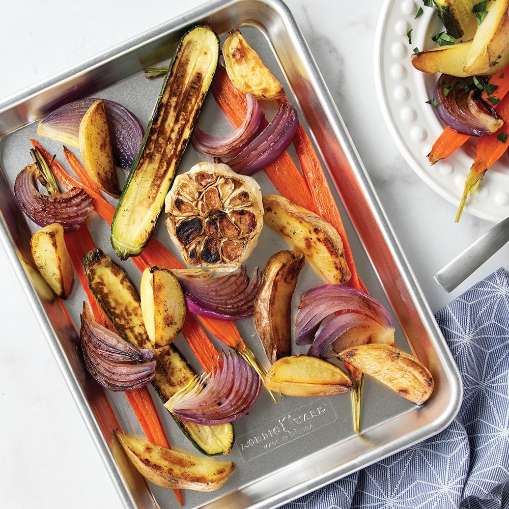 Nordic Ware Baker s Quarter Sheet with Lid