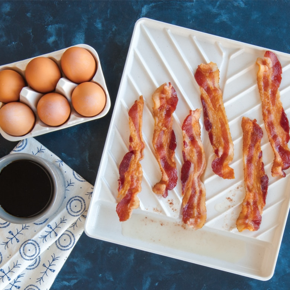  Nordic Ware Microwaveable Slanted Bacon Tray/Food