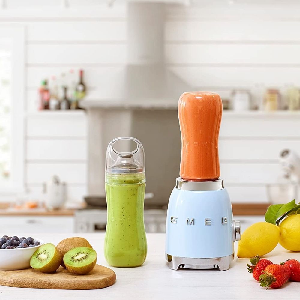 SMEG スメッグ レトロスタイルのパーソナルブレンダー パステルブルー ミディアムサイズ 2本付き Retro Personal Blender Pastel Blue Medium with 2 Bottles Personal Blender (Pastel Blue) | SMEG | Everything Kitchens