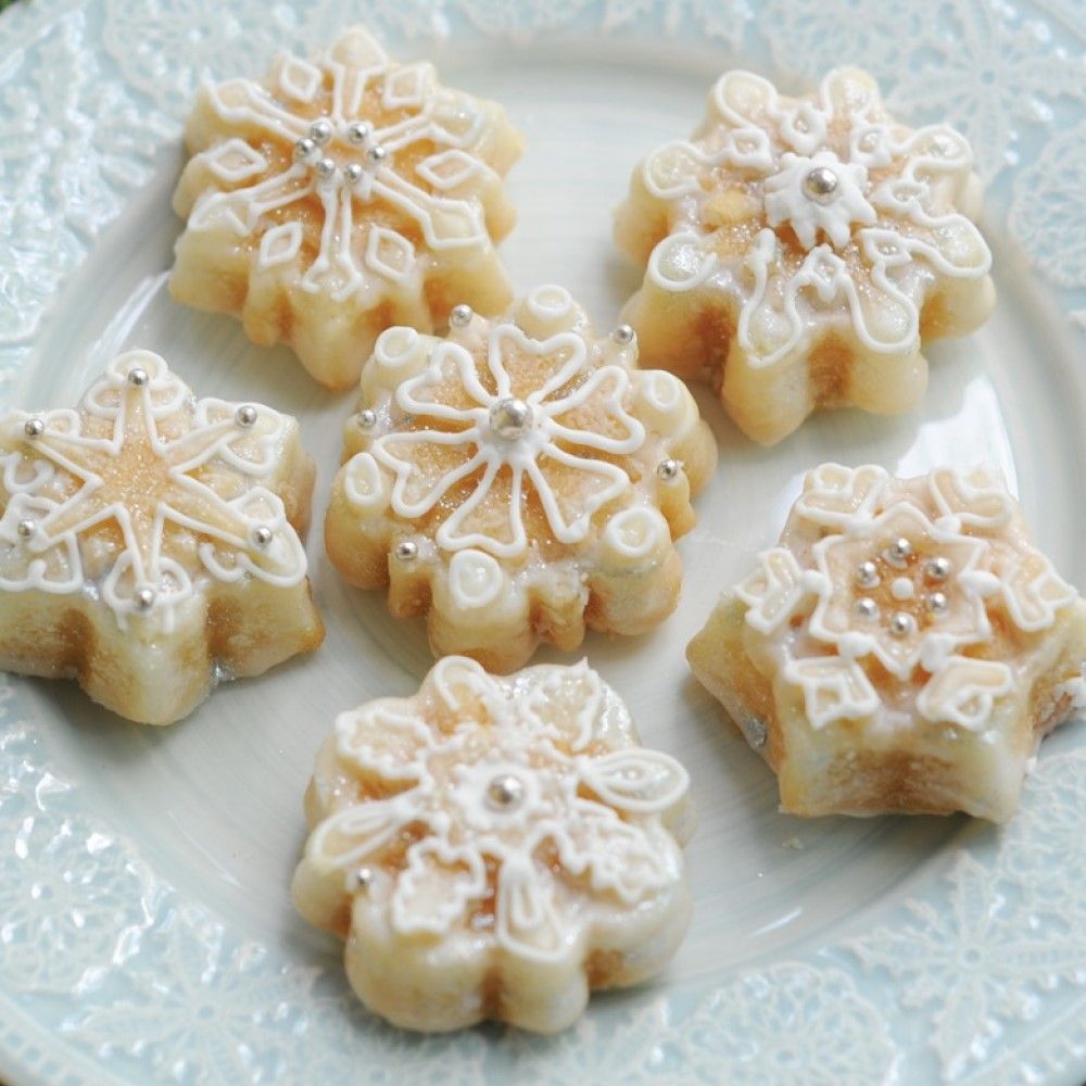Nordic Ware Frozen Snowflake Cakelet Pan - Thumbnail 3