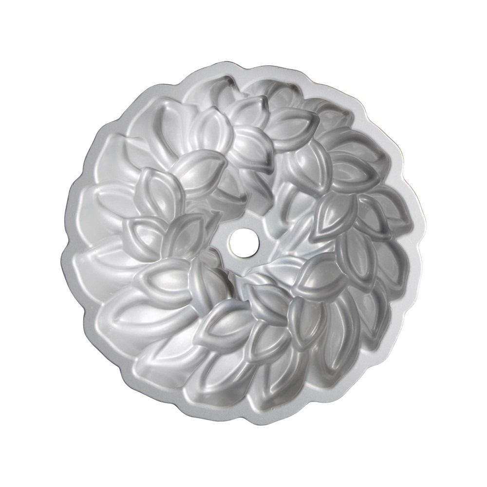 Laurel Wreath Bundt Pan | Nordic Ware | Everything Kitchens