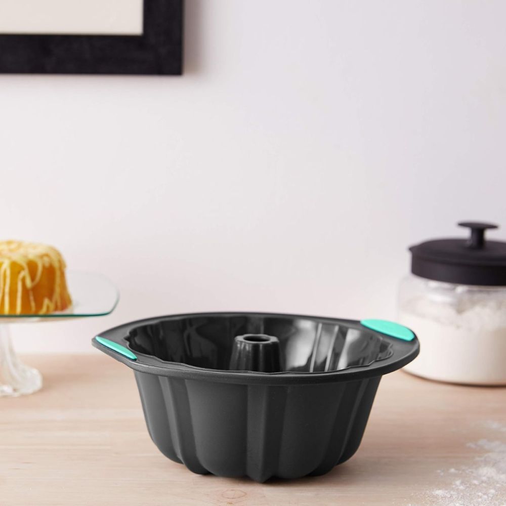 Trudeau Structure Silicone Fluted Cake Pan