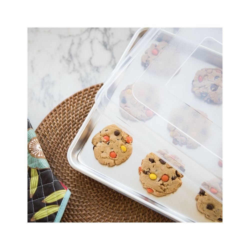 https://cdn.everythingkitchens.com/media/catalog/product/cache/1e92cb92f6cdc27d285ff0da8b2b8583/b/a/baker_s_half_sheet_with_storage_lid_-_great_for_cookies_-_43103.jpg