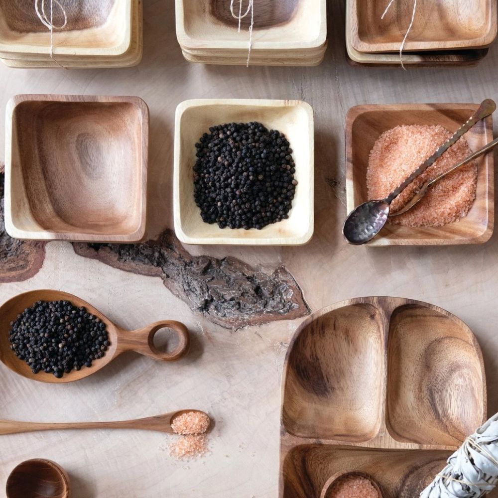 Ceramic White and Blue Spice Seasoning or Condiment Pots with Serving  Spoons and Acacia Wood Tray