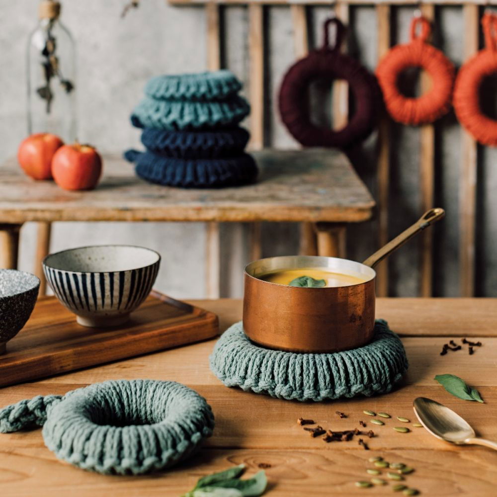 https://cdn.everythingkitchens.com/media/catalog/product/cache/1e92cb92f6cdc27d285ff0da8b2b8583/d/h/dh_f22_2146005_intro_new_product_shot_orb_trivets_1771_1.jpg