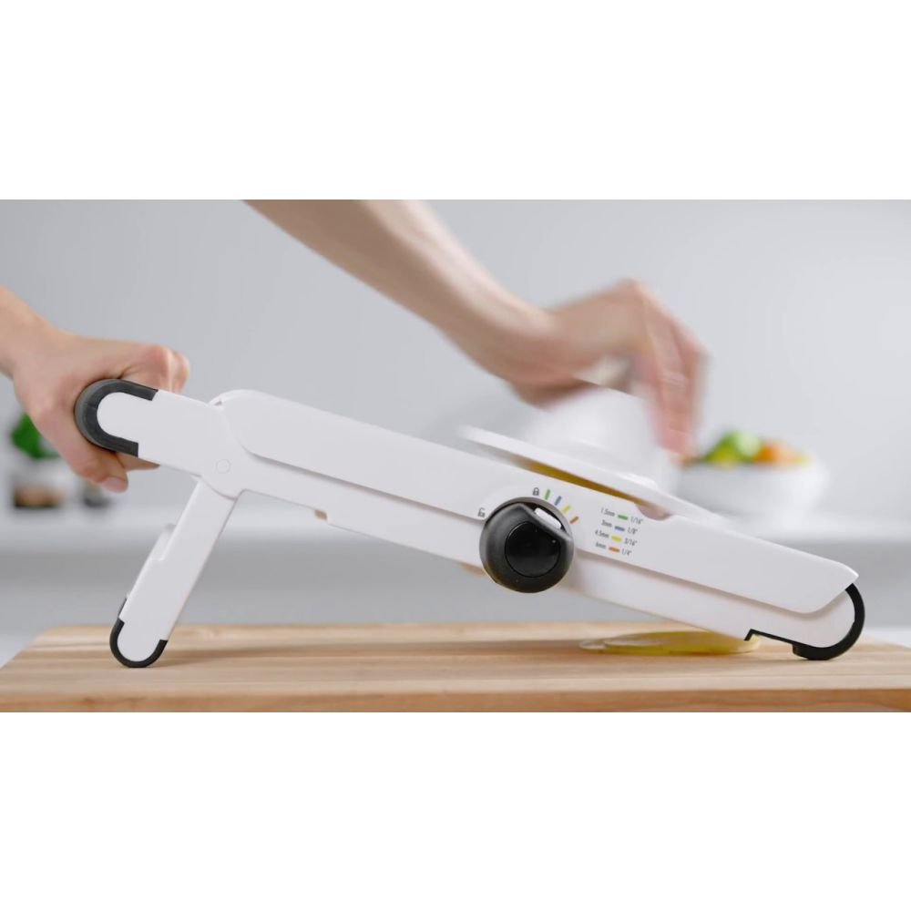  OXO Good Grips V-Blade Mandoline Slicer & Good Grips Vegetable  and Onion Chopper with Easy Pour Opening : Home & Kitchen