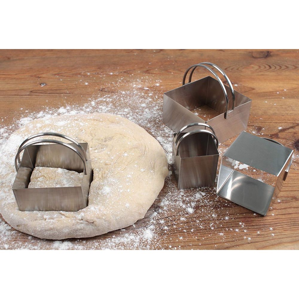 https://cdn.everythingkitchens.com/media/catalog/product/cache/1e92cb92f6cdc27d285ff0da8b2b8583/r/s/rsvp_endurance_plain_edge_biscuit_cutters_-baking.jpg