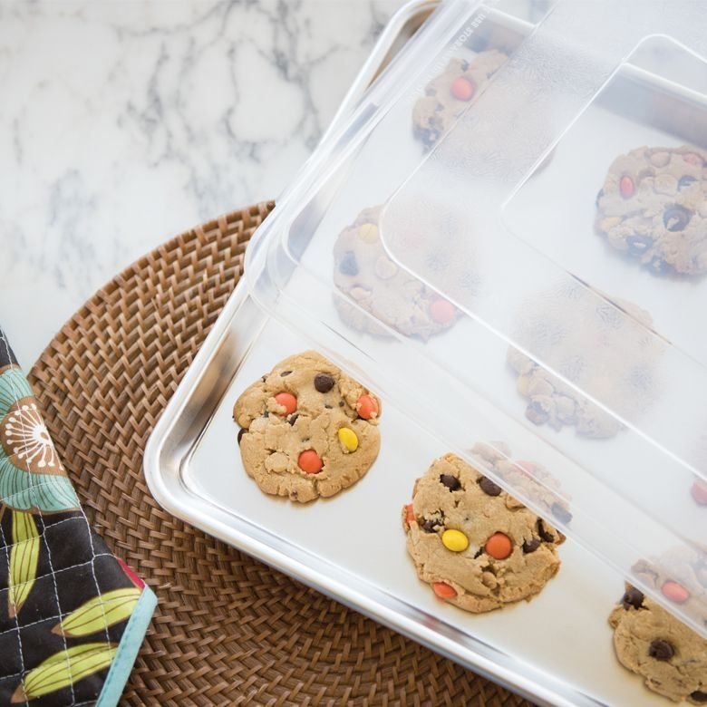 https://cdn.everythingkitchens.com/media/catalog/product/cache/70d878061ea71e5b62358b2b67547186/b/a/baker_s_half_sheet_with_storage_lid_-_great_for_cookies_-_43103.jpg
