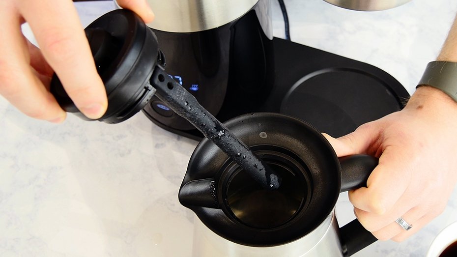 https://cdn.everythingkitchens.com/media/wysiwyg/articles/Coffee/PourOvers/Oxo-pourover-carafe-mixing-tube.jpg