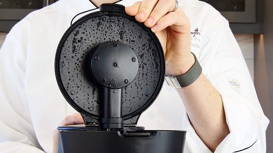 https://cdn.everythingkitchens.com/media/wysiwyg/articles/Coffee/PourOvers/Oxo-pourover-shower-head.jpg