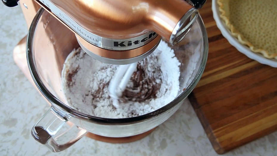 Nutella Chiffon Pie Recipe - mixing filling