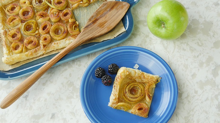 https://cdn.everythingkitchens.com/media/wysiwyg/articles/Recipe-Page-Images/SheetCutter-Apple-tart-beauty-2-article.jpg