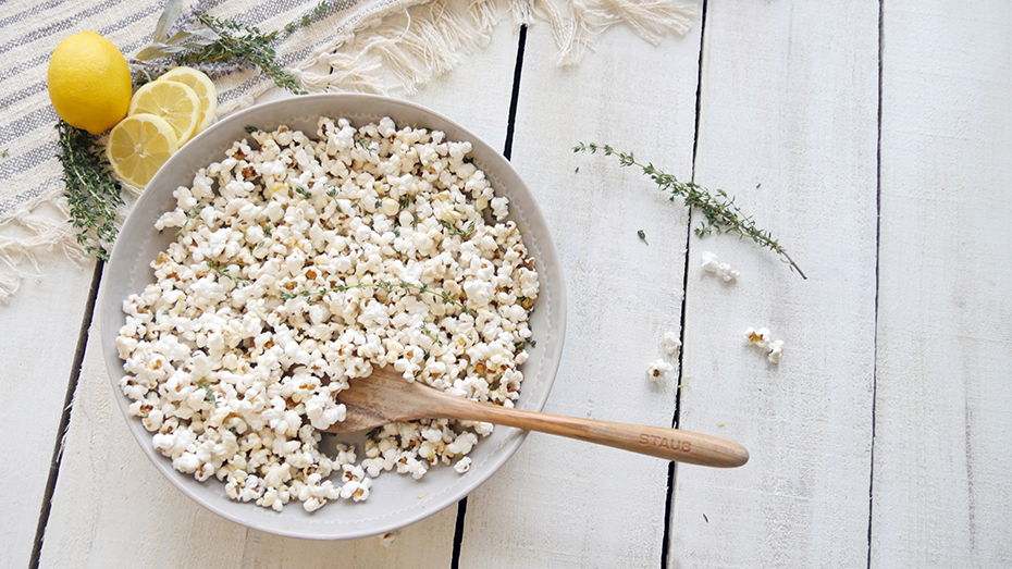 https://cdn.everythingkitchens.com/media/wysiwyg/articles/Recipe-Page-Images/smoked-popcorn-2_1.JPG