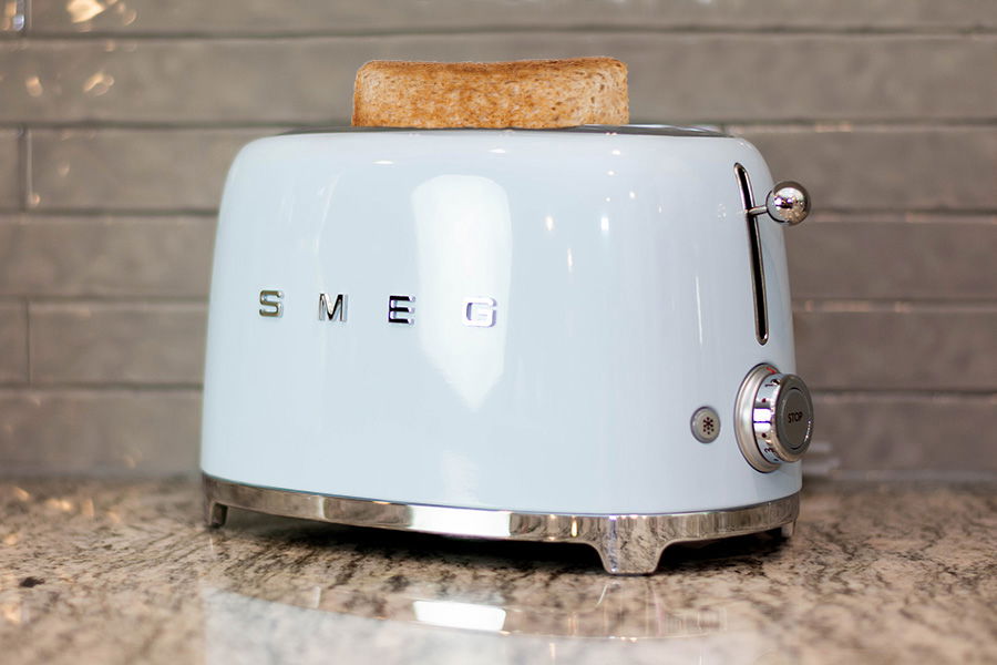 https://cdn.everythingkitchens.com/media/wysiwyg/articles/Smeg/Smeg-Toaster-Small.jpg