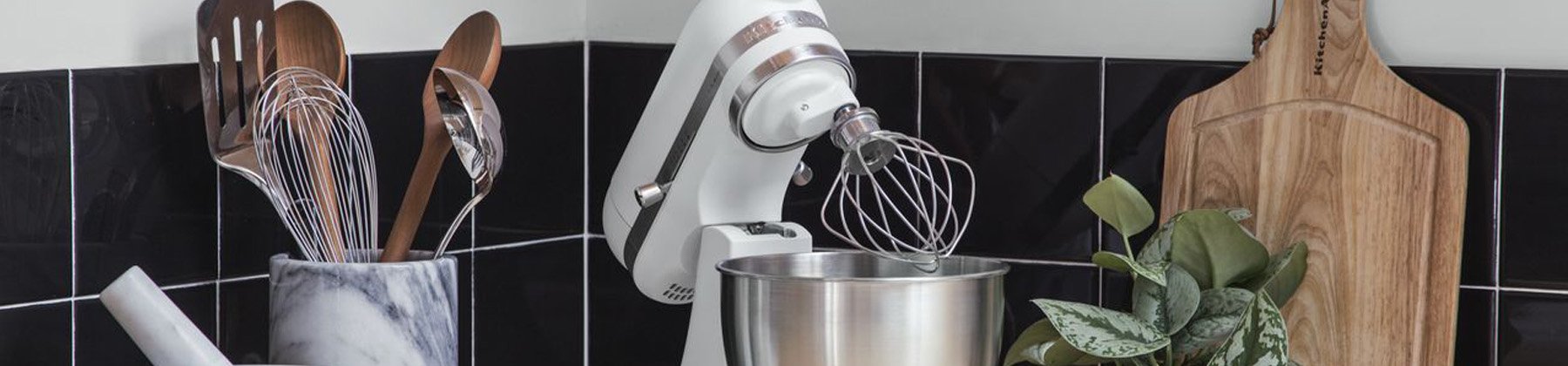 https://cdn.everythingkitchens.com/media/wysiwyg/images/KitchenAid/Mixer-Compatibile-Collection-Banner-3.5.jpg